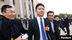 电子商务公司京东（JD.com）的创始人兼首席执行官刘强东于2018年3月5日在北京举行的全国人民代表大会开幕式后离开人民大会堂。