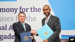 ፈጻሚ ስራሕ ኤምባሲ ኣመሪካን ሚንስተር ምክልኻል ሶማልን ትማሊ ኣብ ሞቓዲሾ ሓደ መዘክር ስምምዕ ተፈራሪሞም