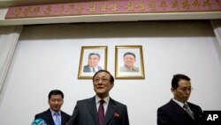 2014年1月29日，朝鲜驻中国大使池在龙在朝鲜驻北京大使馆举行记者会。图为池在龙（中）与两名翻译在记者会开始前就坐。