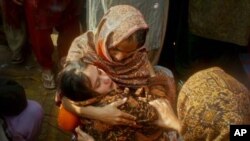 شمائلہ کی بہن کو اسکے گھر والے تسلی دے رہے ہیں۔