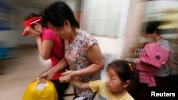 지난 2007년 11월 북한을 탈출한 여성과 아동들이 태국 치앙라이의 법정을 떠나고 있다. 이들은 중국과 미얀마, 라오스를 거쳐 태국에 도착했으며, 태국에 임시 구금됐다가 최종 목적지인 한국으로 송환됐다.