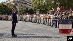 امانویل مکرون، رییس جمهور فرانسه در مقابل گارد خاص نیرو های امنیتی آنکشور