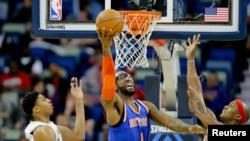 9 décembre 2014 ; New Orleans, LA , USA ; New York Knicks Amare Stoudemire avant ( 1 ) tirer la balle entre la Nouvelle- Orléans Pelicans avant Dante Cunningham ( 44 ) et le renvoyer Anthony Davis ( 23 ) au cours du deuxième trimestre à Smoothie King Center. Mandatory Credit :
Source : Reuters