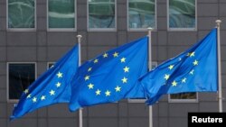 ARHIVA: Zastave Evropske unije ispred sedišta Evropske komisije u Briselu (Foto: REUTERS/Yves Herman)