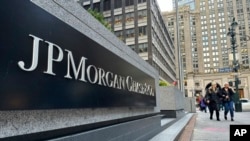Kantor pusat JPMorgan Chase di New York pada 29 Desember 2023. Bank Sentral Singapura pada Senin (2/12) mengumumkan bahwa mereka mendenda JPMorgan Chase sebesar 2,4 juta dollar Singapura atau setara dengan Rp28,4 miliar. (Foto: AP)