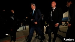 美国国务卿克里在保安人员簇拥下抵达日内瓦。（2014年4月16日）