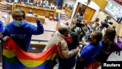 ابراز خوشحالی حامیان طرح قانونی شدن ازدواج همجنس‌گرایان پس از تایید آن در سنای شیلی - ۱۶ آذر ۱۴۰۰