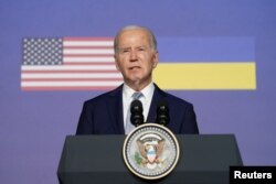 조 바이든 대통령이 13일 이탈리아에서 개막한 주요 7개국(G7) 정상회의 현장에서 볼로디미르 젤렌스키 우크라이나 대통령과 새 안보 협정에 서명한 후 공동기자회견을 가졌다.