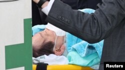 韩国最大在野党共同民主党领袖李在明2024年1月2日在釜山出席活动时遇袭受伤。（路透社转发）