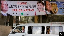 Spanduk bertuliskan dukungan terhadap kandidat presiden Mesir Abdel-Fattah el-Sissi di Kairo, Mesir (27/5). (AP/Amr Nabil)