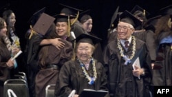 尾原佐知(左)出席加州大学伯克利分校的毕业典礼