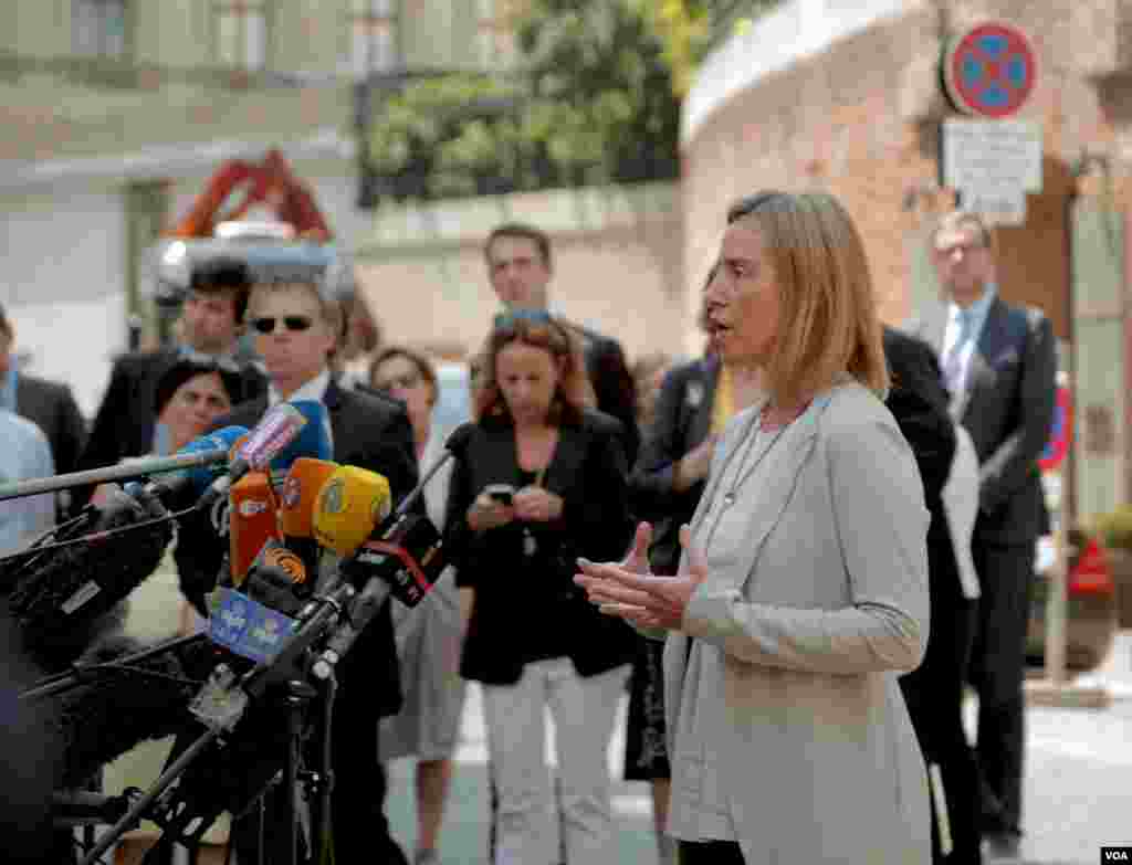 گفتگوی فدریکا موگرینی مسئول سیاست خارجی اتحادیه اروپا با خبرنگاران در مقابل هتل کوبورگ وین محل برگزاری مذاکرات اتمی ایران و گروه ۱+۵