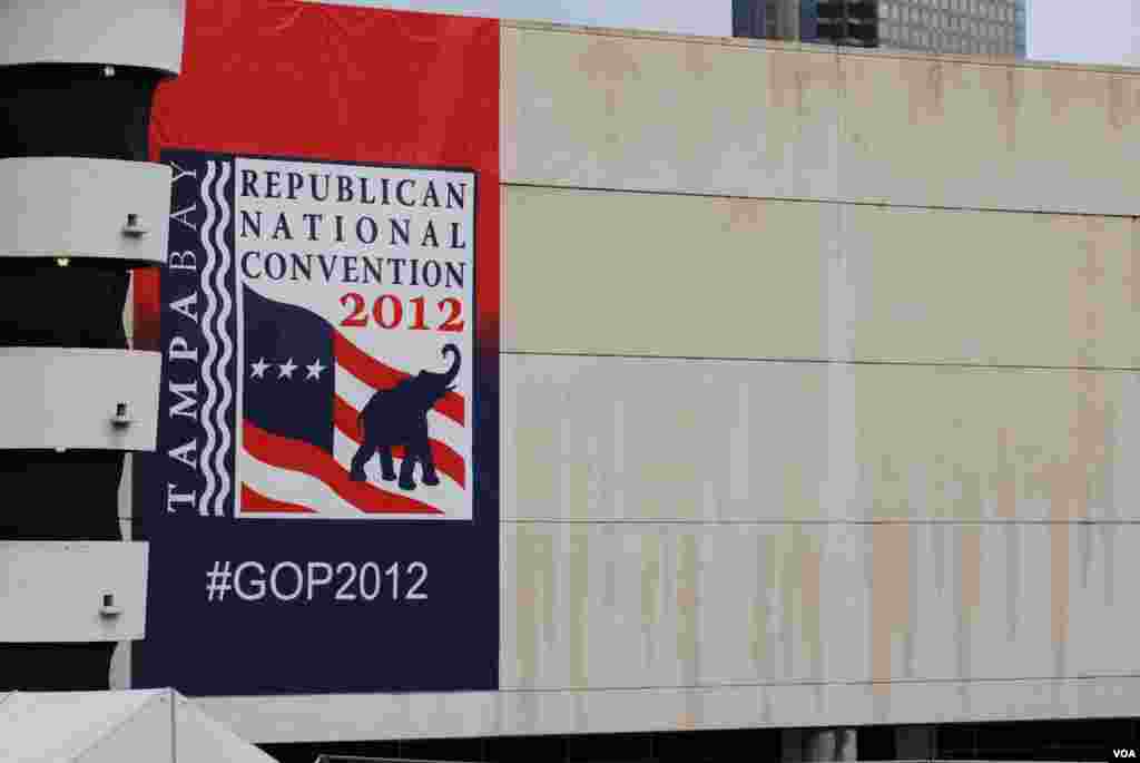 Bilbordi i plaklati Republikanske stranke vidljivi su &scaron;irom tampe. (J. Featherly/VOA)
