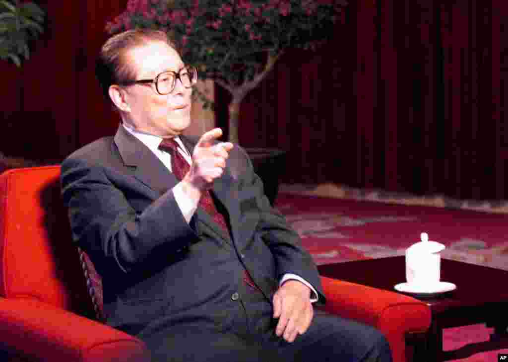 2000年8月15日，中国国家主席江泽民在北戴河海滨度假胜地接受美国《60分钟节目》主持人迈克&middot;华莱士采访。华莱士告诉江泽民：&ldquo;你是独裁者&rdquo;。外交部的翻译不敢翻译这句话，江泽民说：&ldquo;没有关系，你尽管翻，我知道他在说什么&rdquo;。江泽民随后反驳说：&ldquo;你说我是独裁者，可笑，那是你对中国的了解太少，表述也太天方夜谭了&rdquo;。华莱士问：&ldquo;林肯的&lsquo;民有、民治、民享&rsquo;政府的理念，让人民自由选举，为什么在中国做不到？&rdquo;。江泽民答道，林肯的理念在美国也没有完全实现。