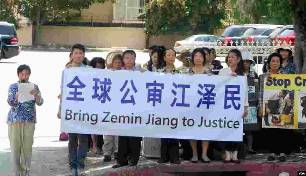 2015年6月24日，洛杉矶的法轮功成员打出要求公审江泽民的横幅（美国之音国符拍摄）。 1999年江泽民力排众议，力主镇压法轮功，从而成为法轮功组织的死敌。海外的法轮功成员多次示威，声讨江泽民，并在多国起诉江泽民。在中国其他领导人访问美国的时候，法轮功队伍打出的标语曾经往往包括&ldquo;欢迎某某某，法办江泽民&rdquo;，例如&ldquo;欢迎温家宝，法办江泽民&rdquo;。法轮功媒体也大力唱衰江泽民及其派系。法轮功的政治立场一度是反江不反共，后来发展到反江又反共，反共更反江。