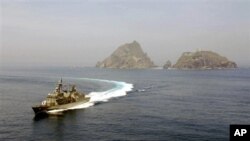 Para pengunjung Kuil Ditan Park yang memakai masker anti-polusi mengambil swafoto di tengah perayaan datangnya Tahun Baru Imlek di Beijing (28/1). (Reuters/Damir Sagolj)