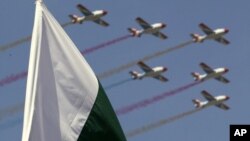 巴基斯坦共和国日上巴基斯坦空军飞过巴基斯坦国旗。