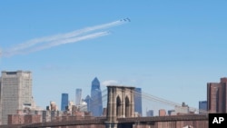 美国海军蓝天使和空军雷鸟特技飞行队的飞机飞过纽约市,向抗疫前线人员致敬。(2020年4月28日)