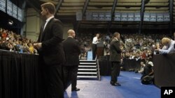 Presiden Barack Obama dikelilingi pengawalnya dalam kunjungan ke Universitas Noeth Carolina di Chapel Hill (24/4). Pemerintah AS memperketat aturan bagi para anggota pengawal presiden menyusul skandal Kolombia yang memalukan Gedung Putih. 