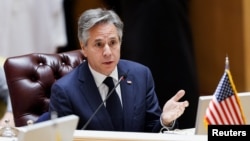 美国国务卿安东尼·布林肯2023年6月7日访问沙特阿拉伯期间在首都利雅得与海湾合作委员会成员进行会议。