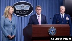 国防部长卡特（中）宣布新型轰炸机合同（ U.S. Air Force photo/Scott M. Ash )