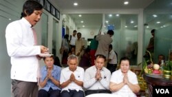 រូបឯកសារ៖ សមាគម​ការពារ​សិទ្ធិ​មនុស្ស​អាដហុក​រៀបចំ​ពិធី​សូត្រមន្ត​រំដោះគ្រោះ​និង​ស្វាគមន៍​ដល់​មន្ត្រី​សិទ្ធិ​មនុស្ស​ទាំង​៤រូប​គឺ​លោក នី សុខា លោក យី សុខសាន្ត លោកស្រី លឹម មុនី និង​លោក ណៃ វ៉ង់ដា នៅ​រាជធានី​ភ្នំពេញ នៅ​ថ្ងៃទី៣០ ខែមិថុនា ឆ្នាំ២០១៧។ (ខាន់ សុគុំមនោ/វីអូអេ)