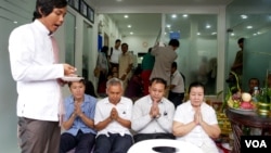 Human right group ADHOC hosts a blessing ceremony for the newly released officials: Ny Sokha,Yi Soksan, Nay Vanda and Lim Mony. Phnom Penh, Cambodia, June 30 2017. (Khan Sokummono/ VOA Khmer) 