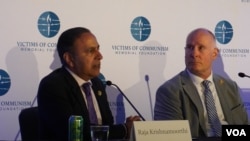 资料照片：2024年9月25日，美国国会众议院中共问题特设委员会两党领袖出席共产主义受难者基金会活动发表讲话。左为委员会首席民主党议员拉贾·克里希纳莫提，右为委员会主席约翰·穆勒纳尔。(美国之音李逸华拍摄)