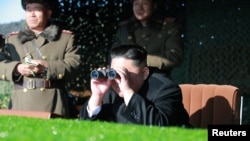 북한 김정은 노동당 위원장이 인민군 제525군부대(총참모부 작전국) 직속 특수작전대대 전투원들의 '청와대 타격' 전투훈련을 참관하고 있다. 지난 11일 이 사진을 보도한 조선중앙통신은 촬영 장소와 일시를 밝히지 않았다.