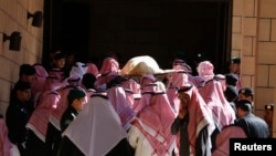 Jenazah Raja Abdullah bin Abdul Aziz dibawa ke masjid Besar Imam Turki Bin Abdullah di Riyadh (23/1). 
