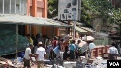 Sebuah toko di Meikhitla, Burma dijarah warga (22/3). Pemilik toko meminta agar warga tidak membakar tokonya, tetapi mempersilakan untuk mengambil apapun yang mereka inginkan, menyusul kerusuhan sektarian di wilayah ini.