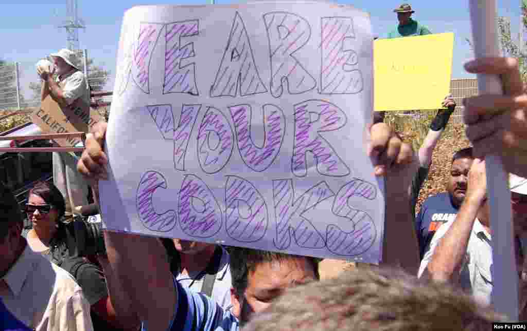 海报上写着我们是你们的厨子（美国之音国符拍摄）