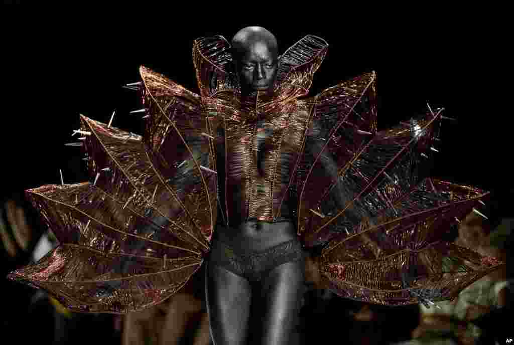 Seorang model memamerkan kreasi perancang busana China, Hu Sheguang saat pameran fashion di kota Beijing, China. 