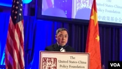 中国驻美大使馆副馆长李克新公使星期四在出席美中政策基金会的年度晚宴时发表讲话（美国之音莉雅拍摄）