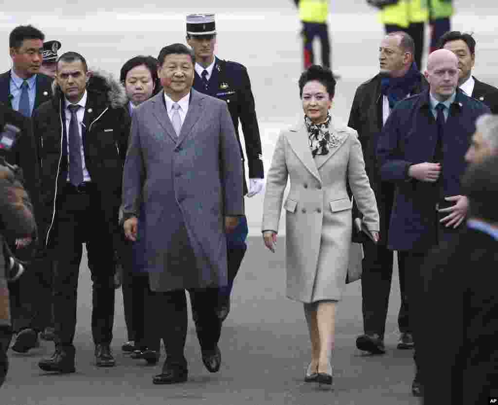 中国国家主席习近平和夫人彭丽媛抵达巴黎郊外的机场，准备参加世界气候问题峰会（2015年11月29日）