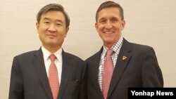 미국을 방문한 조태용 청와대 국가안보실 1차장(왼쪽)이 18일 도널드 트럼프 미국 대통령 당선인의 플린 백악관 국가안보보좌관 내정자와 미-한 동맹, 북핵 문제 등을 협의했다.