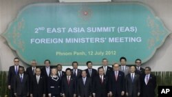 Menlu Clinton (nomor enam dari kiri) dan Menlu RI Marty Natalegawa (nomor dua dari kanan) nampak diantara para Menlu yang menghadiri KTT Asia Timur ke-2 di Kamboja di sela-sela pertemuan ASEAN di Phnom Penh, Kamboja (12/7) 