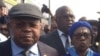 Etienne Tshisekedi, opposant historique et leader de l’Union pour la démocratie et le progrès social (UDPS), à gauche, avec son épouse Marthe Tshisekedi, à droite, accompagné de leur fils Félix Tshisekedi, au centre, à l’aéroport international de N’Djili à Kinshasa, RDC, 27 juillet 2016.