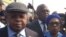 Etienne Tshisekedi, opposant historique et leader de l’Union pour la démocratie et le progrès social (UDPS), à gauche, avec son épouse Marthe Tshisekedi, à droite, accompagné de leur fils Félix Tshisekedi, au centre, à l’aéroport international de N’Djili à Kinshasa, RDC, 27 juillet 2016.