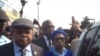 Etienne Tshisekedi, opposant historique et leader de l’Union pour la démocratie et le progrès social (UDPS), à gauche, accompagné de son épouse, Marthe Tshisekedi, à gauche, et des cadres de son parti, a atterri à l’aéroport international de N’Djili à son retour à Kinshasa, 27 juillet 2017. (Crédit Top Congo).