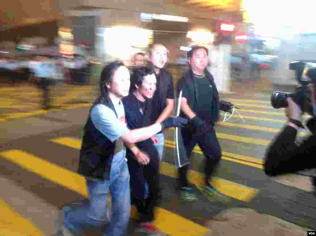 香港占领人士在旺角占领区砵兰街与警方对峙 (美国之音海彦 拍摄)