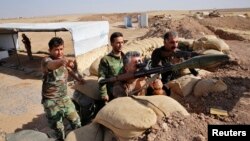 نیروهای پیشمرگه‌ در مقابل جهادگران داعش سنگر گرفته‌اند