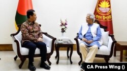 বাংলাদেশে নিযুক্ত ইন্দোনেশিয়ার রাষ্ট্রদূত হেরু হারতান্তো সুবোলোর সঙ্গে প্রধান উপদেষ্টা ড. মুহম্মদ ইউনূস। ৩ নভেম্বর, ২০২৪।