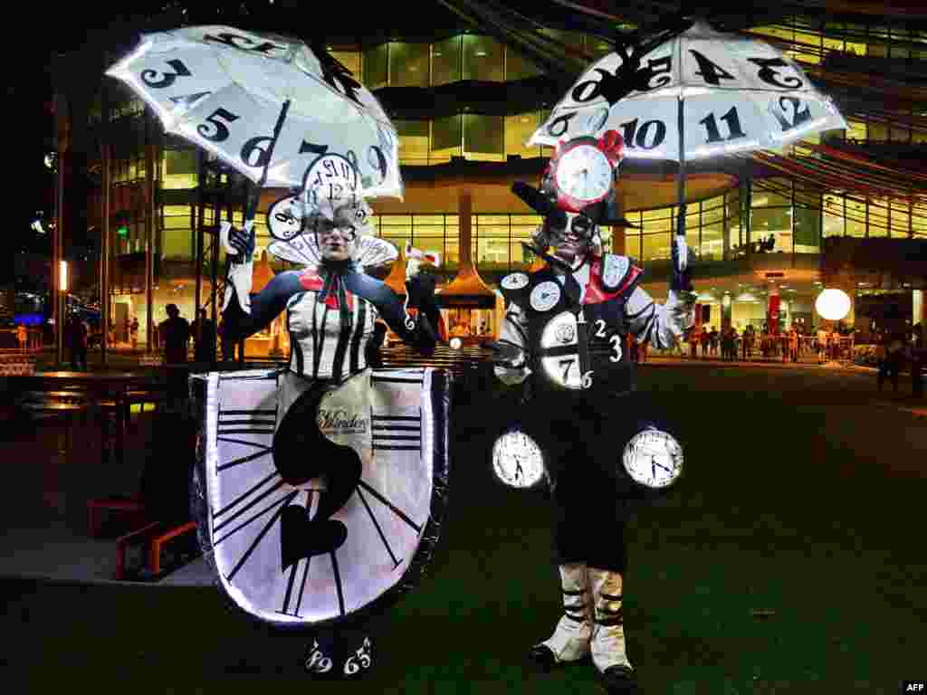 អ្នក​សម្តែង​ជនជាតិ​អូស្រ្តាលី​តែង​ខ្លួន​ជា​នាឡិកា​ដែល​មាន​ឈ្មោះ​ថា&laquo;The Time Minder&raquo; ដើម្បី​ចូល​រួម​ក្នុង​ពិធី​រាត្រី​ក្នុង​ប្រទេស​សិង្ហបុរី។ &nbsp;