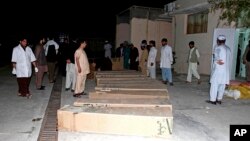7일 아프가니스탄 남부 칸다하르 병원에 도로변 폭탄 공격으로 사망한 주민들의 관이 놓여있다.