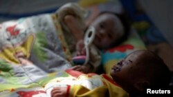 지난 2011년 황해남도 해주시 병원에 영양실조로 입원한 북한 아이들. (자료사진)