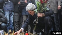 Menteri Luar Negeri A John Kerry di Kyiv, 4 Maret 2014. 
