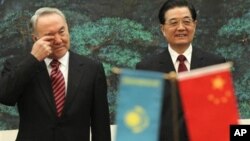 6月12日中国国家主席胡锦涛和哈萨克斯坦总统纳扎尔巴耶夫