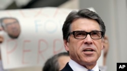 Le gouverneur Rick Perry, prenant la parole devant ses partisans au centre Blackwell Thurman Criminal Justice Center à Austin, au Texas (AP)