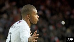  l'attaquant français Kylian Mbappe